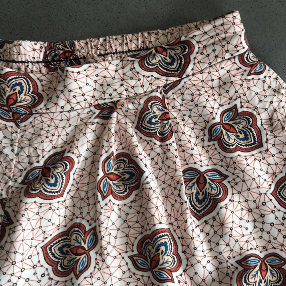H&M viscose printed lightweight shorts - Picture 2 of 7